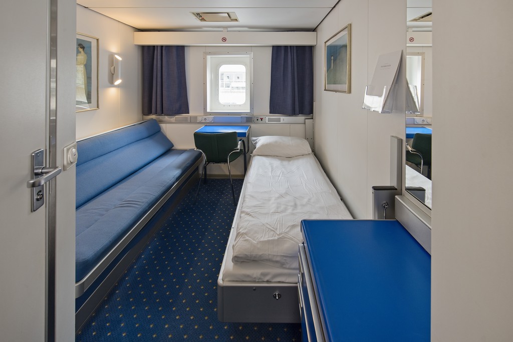 Hurtigruten MS Vesteralen Polar Outside Upper 2 travellers a.jpg